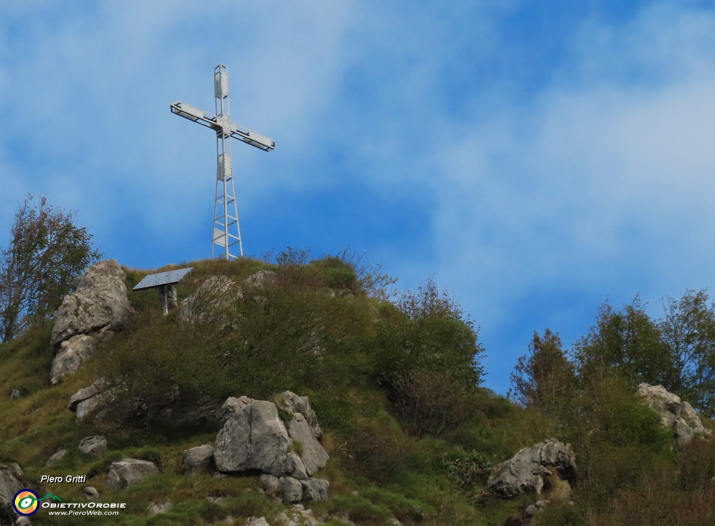 23 Zoom verso la croce del Monte Castello.JPG